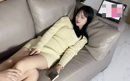萝莉社・有这样的女朋友在身边你还有心思工作吗