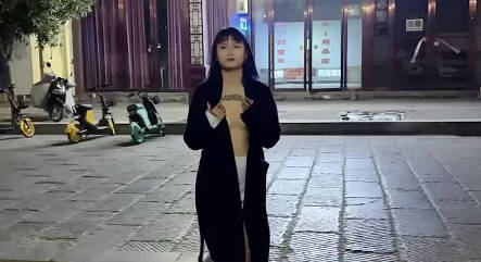 萝莉社・回家过年粉丝福利街头露出-思思