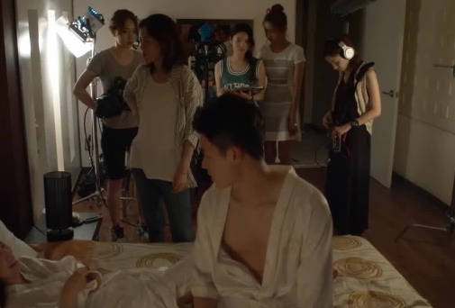 麻豆传媒映画xFLICKO・MFK-0001・奇怪的姐姐们