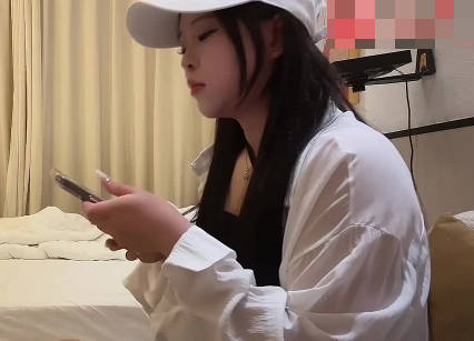 杏吧原创・3000约的02年水嫩小妹・被操的受不了一直求我温柔点・小飞