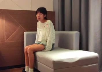 草莓视频・3000约的高中学生妹一脸青涩奶子却很大