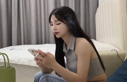 草莓视频・约操刚下海的童颜妹子・进入的一瞬间表情极其销魂