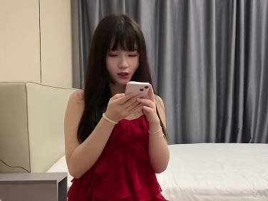 草莓视频・约操温柔软糯小萌妹・妹子骚话不断・很快就被操出白浆来