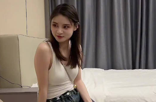 草莓视频・约操娇小玲珑妹子一枚・张开腿特别享受被操
