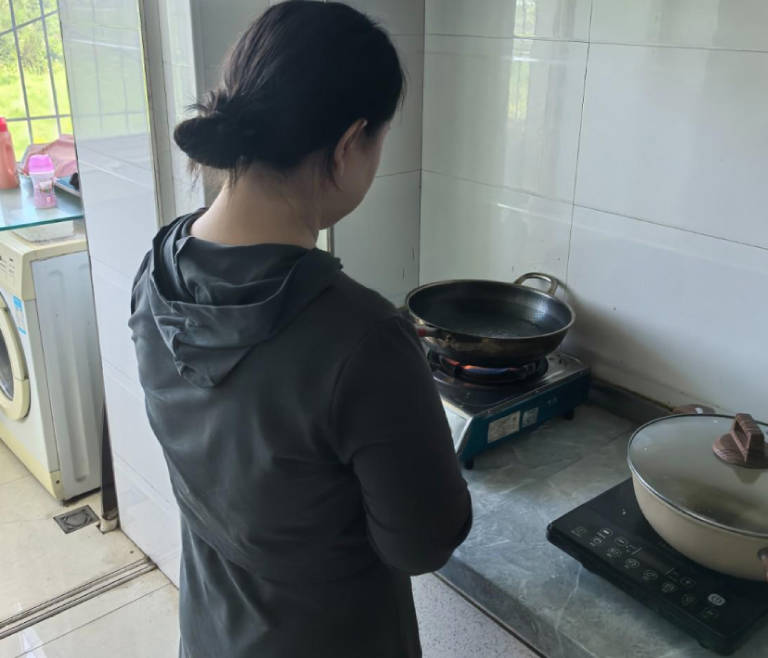 海角社区・让姐姐给我吃好几天没洗的鸡吧把姐姐给恶心后操了她