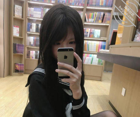 海角社区・看到女儿在那里躺着玩手机就没忍住把她给强奸了・谁知道还是个处女