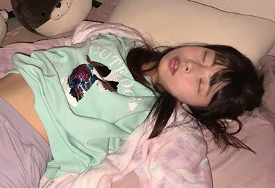 NEOS-009 つきまとい09 艶やかな黒髪にお行儀良く制服を着た眼鏡文学美少女に近づき電車痴●。そして家までつきまとい窓の隙間から盗撮侵入し睡眠姦。