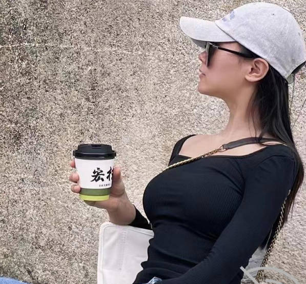 海角社区・和美女少妇邻居在小树林打野战太刺激了