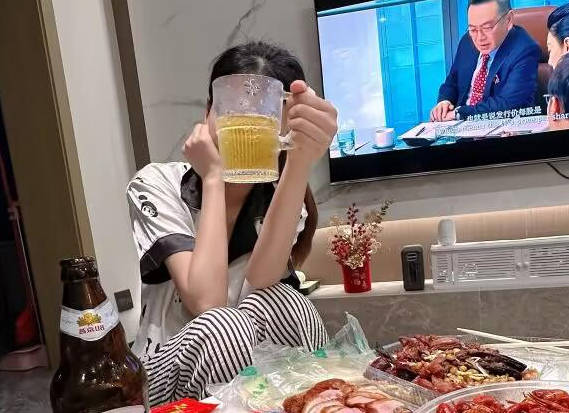 海角社区・把老妈灌醉・看到老妈今天穿得好少・忍不住就强奸了她