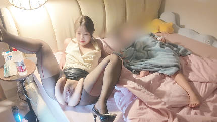 海角社区.和骚舅妈苟且时吵醒一旁的孩子反差良家红线丝袜