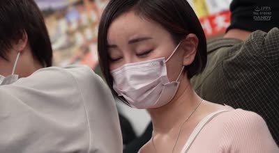 DANDY-991彼女が隣にいても构わずイケメン彼氏を背后からネチョいコネくり手コキで勃起诱惑する性欲熟女