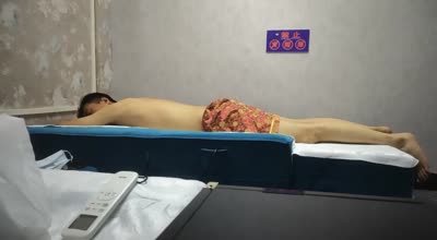 眼镜小哥还没开始按摩老二就翘得老高・燕姐