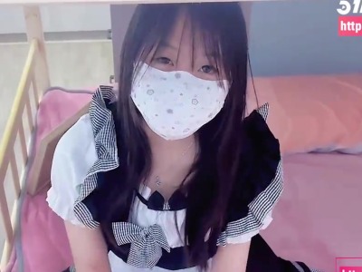 51吃瓜网.帮忙给妹妹送东西意外撞见合租室友自慰把她按在床上猛插