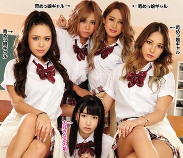 MIAD-974 大好きなあの娘を苛めっ娘ギャル集団から助けようとしたら、速攻でその娘の目の前で全裸にされただけじゃなく、チ●ポを見られて勃起さ
